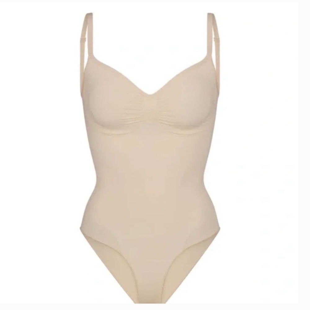 NEW SKIMS SEAMLESS SCULPT BRIEF BODYSUIT SAND‎ NWOB